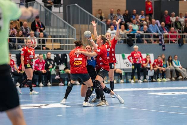 HSG Blomberg-Lippe (GER) vs. SV Union Halle-Neustadt (GER), Handball, DHB-Pokal Frauen, Viertelfinale, 05.11.2025, Saision 2025 2026, Blomberg Laura Rueffieux (HSG Blomberg-Lippe, 03) versucht sich gegen ihre Gegenspielerinnen durchzusetzen Blomberg Sporthalle an der Ulmenallee Deutschland