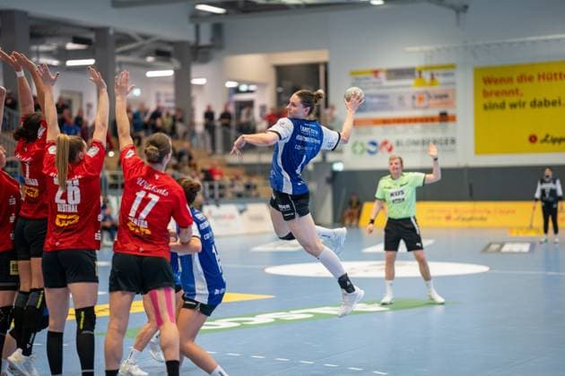 HSG Blomberg-Lippe (GER) vs. SV Union Halle-Neustadt (GER), Handball, DHB-Pokal Frauen, Viertelfinale, 05.11.2025, Saision 2025 2026, Blomberg Andrea Jacobsen (HSG Blomberg-Lippe, 04) im Torwurf Blomberg Sporthalle an der Ulmenallee Deutschland