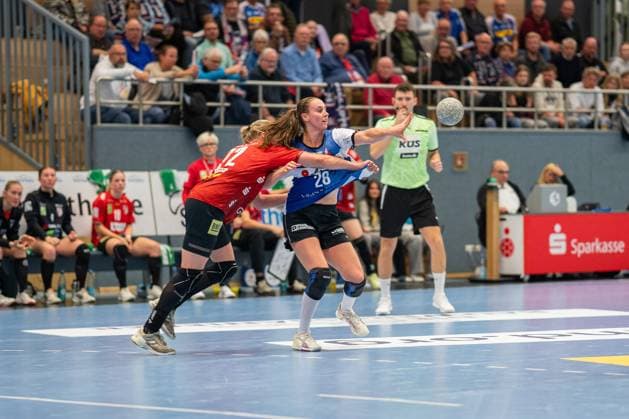 HSG Blomberg-Lippe (GER) vs. SV Union Halle-Neustadt (GER), Handball, DHB-Pokal Frauen, Viertelfinale, 05.11.2025, Saision 2025 2026, Blomberg Malin Sandberg (HSG Blomberg-Lippe, 28) im Zweikampf Blomberg Sporthalle an der Ulmenallee Deutschland