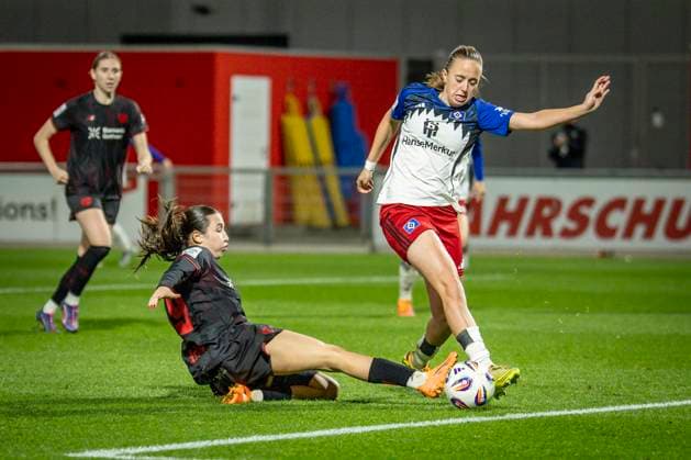 Frauen Fußball-Bundesliga; Bayer 04 Leverkusen - Hamburger SV, 05.11.2025 Loreen Bender (Bayer 04 Leverkusen, 19) grätscht in Victoria Schulz (Hamburger SV, 19); Bayer 04 Leverkusen - Hamburger SV an Spieltag 9 der Google Pixel Frauen-Bundesliga am 05.11.2025 im Ulrich-Haberland-Stadion in Leverkusen (Nordrhein-Westfalen). DFL REGULATIONS PROHIBIT ANY USE OF PHOTOGRAPHS AS IMAGE SEQUENCES AND OR QUASI-VIDEO. Copyright: xBEAUTIFULxSPORTS AxelxKohringx
