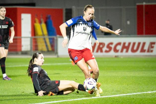 Frauen Fußball-Bundesliga; Bayer 04 Leverkusen - Hamburger SV, 05.11.2025 Loreen Bender (Bayer 04 Leverkusen, 19) trifft Victoria Schulz (Hamburger SV, 19); Bayer 04 Leverkusen - Hamburger SV an Spieltag 9 der Google Pixel Frauen-Bundesliga am 05.11.2025 im Ulrich-Haberland-Stadion in Leverkusen (Nordrhein-Westfalen). DFL REGULATIONS PROHIBIT ANY USE OF PHOTOGRAPHS AS IMAGE SEQUENCES AND OR QUASI-VIDEO. Copyright: xBEAUTIFULxSPORTS AxelxKohringx