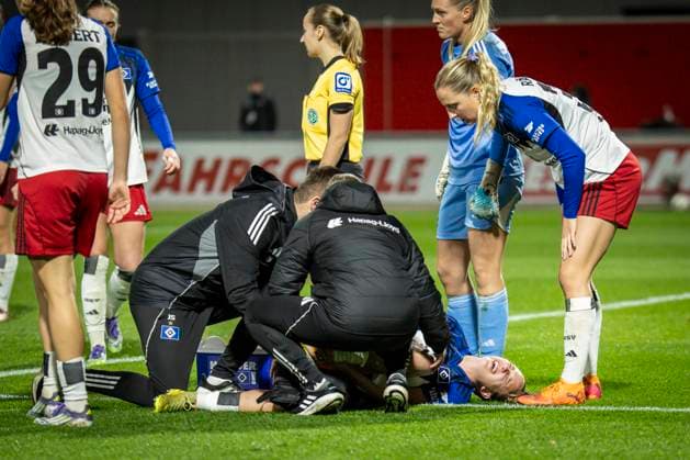 Frauen Fußball-Bundesliga; Bayer 04 Leverkusen - Hamburger SV, 05.11.2025 Loreen Bender (Bayer 04 Leverkusen, 19) trifft Victoria Schulz (Hamburger SV, 19) am Knöchel, die verletzt behandelt werden muss; Bayer 04 Leverkusen - Hamburger SV an Spieltag 9 der Google Pixel Frauen-Bundesliga am 05.11.2025 im Ulrich-Haberland-Stadion in Leverkusen (Nordrhein-Westfalen). DFL REGULATIONS PROHIBIT ANY USE OF PHOTOGRAPHS AS IMAGE SEQUENCES AND OR QUASI-VIDEO. Copyright: xBEAUTIFULxSPORTS AxelxKohringx