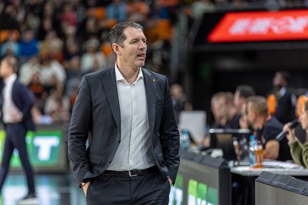 Ty Harrelson (Ratiopharm Ulm, Chef-Trainer) Portrait Haende in Tasche, GER, ratiopharm ulm vs. London Lions, Basketball, 6. Runde, BKT EuroCup, Spielzeit 2025 2026, 05.11.2025, GER, ratiopharm ulm vs. London Lions, Basketball, 6. Runde, BKT EuroCup, Spielzeit 2025 2026, 05.11.2025 Neu-Ulm Copyright: xEibner-Pressefoto JanixPlessx EP_JPL
