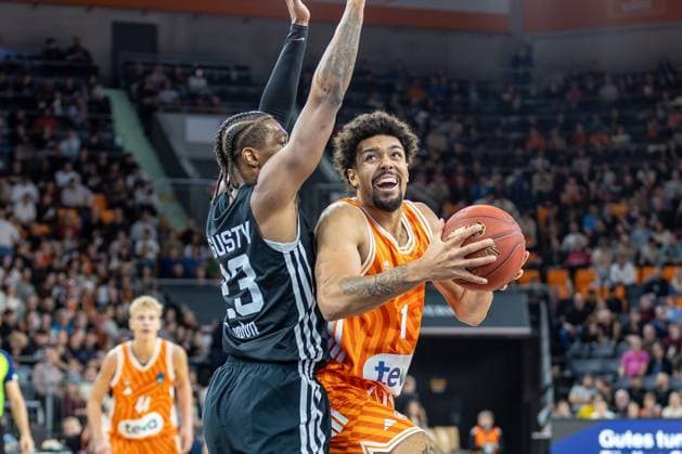 Zweikampf zwischen Len Schoormann (Ratiopharm Ulm, 01) Kameron McGusty (London Lions, 23) Emotionen Mimik, GER, ratiopharm ulm vs. London Lions, Basketball, 6. Runde, BKT EuroCup, Spielzeit 2025 2026, 05.11.2025, GER, ratiopharm ulm vs. London Lions, Basketball, 6. Runde, BKT EuroCup, Spielzeit 2025 2026, 05.11.2025 Neu-Ulm Copyright: xEibner-Pressefoto JanixPlessx EP_JPL