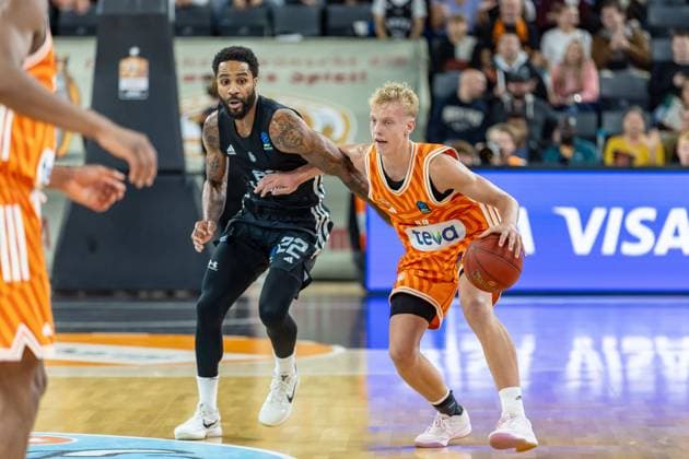 Zweikampf zwischen Tarik Phillip (London Lions, 22) Teo Milicic (Ratiopharm Ulm, 44), GER, ratiopharm ulm vs. London Lions, Basketball, 6. Runde, BKT EuroCup, Spielzeit 2025 2026, 05.11.2025, GER, ratiopharm ulm vs. London Lions, Basketball, 6. Runde, BKT EuroCup, Spielzeit 2025 2026, 05.11.2025 Neu-Ulm Copyright: xEibner-Pressefoto JanixPlessx EP_JPL