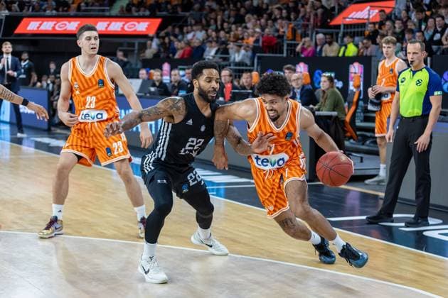 Dynamischer Zweikampf zwischen Tobias Jensen (Ratiopharm Ulm, 07) Tarik Phillip (London Lions, 22) dahinter Diego Garavaglia (Ratiopharm Ulm, 23), GER, ratiopharm ulm vs. London Lions, Basketball, 6. Runde, BKT EuroCup, Spielzeit 2025 2026, 05.11.2025, GER, ratiopharm ulm vs. London Lions, Basketball, 6. Runde, BKT EuroCup, Spielzeit 2025 2026, 05.11.2025 Neu-Ulm Copyright: xEibner-Pressefoto JanixPlessx EP_JPL