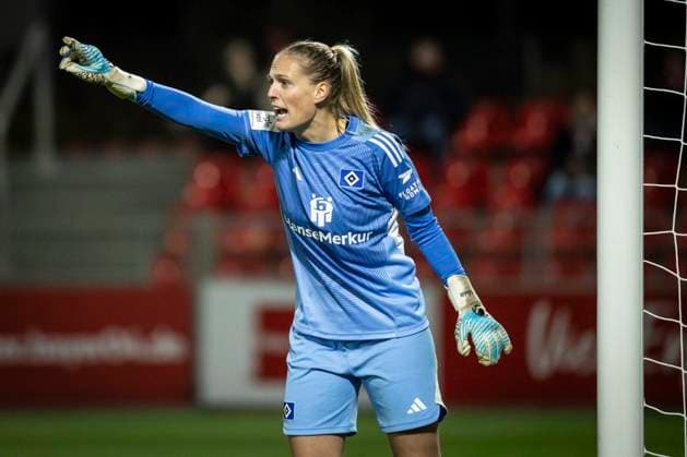 Frauen Fußball-Bundesliga; Bayer 04 Leverkusen - Hamburger SV, 05.11.2025 Torhüterin Inga Schuldt (Hamburger SV, 1) gestikulierend; Bayer 04 Leverkusen - Hamburger SV an Spieltag 9 der Google Pixel Frauen-Bundesliga am 05.11.2025 im Ulrich-Haberland-Stadion in Leverkusen (Nordrhein-Westfalen). DFL REGULATIONS PROHIBIT ANY USE OF PHOTOGRAPHS AS IMAGE SEQUENCES AND OR QUASI-VIDEO. Copyright: xBEAUTIFULxSPORTS AxelxKohringx