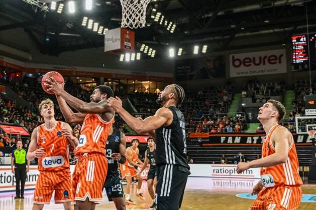6. Spieltag BKT Euro Cup; Ratiopharm Ulm gegen London Lions, Ratiopharm Arena Ulm 07.11.2025 Malik Osborne (Ratiopharm Ulm, 10) unterm Korb Ulm 07.11.2025 - 6. Spieltag BKT EuroCup, Ratiopharm Ulm gegen London Lions, Ratiopharm Arena Ulm Copyright: xBEAUTIFULxSPORTS Märklx
