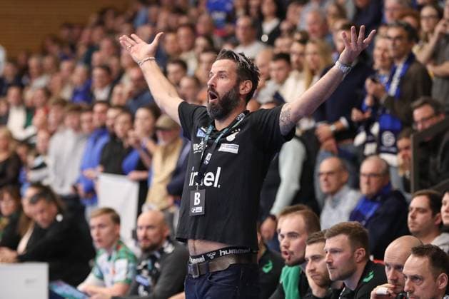 05.11.2025, xgox, Handball - DHB-Pokal 1 8 Finale TV Grosswallstadt - SC Magdeburg emspor, v.l. Bennet Wiegert (Magdeburg, Trainer) gibt Anweisungen, gestikuliert mit den Armen, gesticulate, gives instructions Elsenfeld