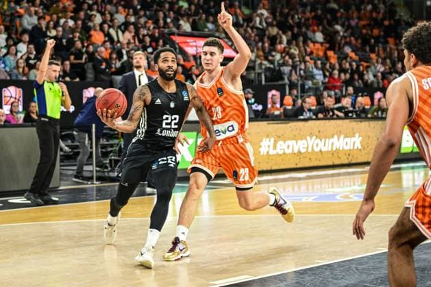 6. Spieltag BKT Euro Cup; Ratiopharm Ulm gegen London Lions, Ratiopharm Arena Ulm 07.11.2025 Kameron McGusty (London Lions, 22) gegen Diego Garavaglia (Ratiopharm Ulm, 23) Ulm 07.11.2025 - 6. Spieltag BKT EuroCup, Ratiopharm Ulm gegen London Lions, Ratiopharm Arena Ulm Copyright: xBEAUTIFULxSPORTS Märklx