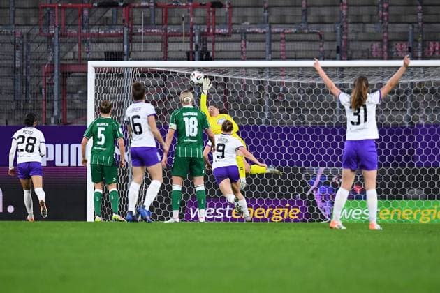 Fußball Google Pixel Frauen-Bundesliga Saison 2025 2026 9. Spieltag: SGS Essen - Werder Bremen am 05.11.2025 im Stadion an der Hafenstraße in Essen Vanessa Fürst ( SGS Essen ) trifft zum 1.3 DFB regulations prohibit any use of photographs as image sequences and or quasi-video. Nordrhein-Westfalen Deutschland