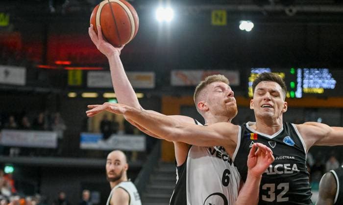 Luc van Slooten (RASTA Vechta, 06) im Duell mit Peter Kiss (CS Valcea, 32) RASTA Vechta vs. CS Valcea 1924, FIBA Europe Cup, 4. Spieltag, Saison 2025 2026, 05.11.2025, RASTA Vechta vs. CS Valcea 1924, FIBA Europe Cup, 4. Spieltag, Saison 2025 2026, 05.11.2025 Vechta Copyright: xEibner-Pressefoto RobertxGertzenx EP_RGN