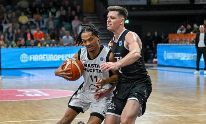Alonzo Verge jr. (RASTA Vechta, 11) gegen Peter Kiss (CS Valcea, 32) RASTA Vechta vs. CS Valcea 1924, FIBA Europe Cup, 4. Spieltag, Saison 2025 2026, 05.11.2025, RASTA Vechta vs. CS Valcea 1924, FIBA Europe Cup, 4. Spieltag, Saison 2025 2026, 05.11.2025 Vechta Copyright: xEibner-Pressefoto RobertxGertzenx EP_RGN