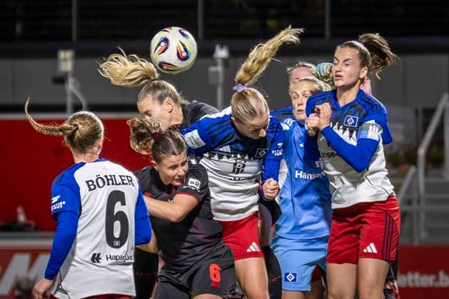 Frauen Fußball-Bundesliga; Bayer 04 Leverkusen - Hamburger SV, 05.11.2025 Strafraumszene mit Katharina Piljic (Bayer 04 Leverkusen, 6) und Annaleen Böhler (Hamburger SV, 6); Bayer 04 Leverkusen - Hamburger SV an Spieltag 9 der Google Pixel Frauen-Bundesliga am 05.11.2025 im Ulrich-Haberland-Stadion in Leverkusen (Nordrhein-Westfalen). DFL REGULATIONS PROHIBIT ANY USE OF PHOTOGRAPHS AS IMAGE SEQUENCES AND OR QUASI-VIDEO. Copyright: xBEAUTIFULxSPORTS AxelxKohringx