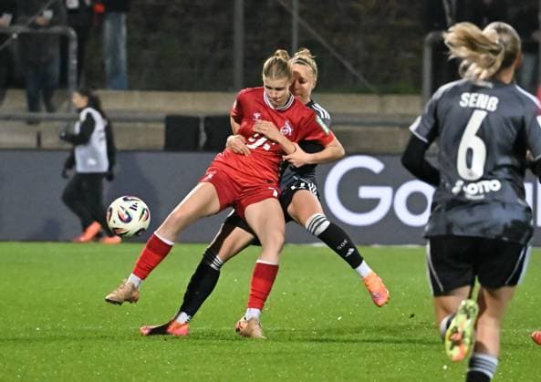 05.11.2025, xsltx, Fussball Google Pixel Frauen-Bundesliga, Eintracht Frankfurt - 1.FC Köln v.l. Anna-Lena Stolze (1. FC Köln), Pia-Sophie Wolter (Eintracht Frankfurt) (DFL DFB REGULATIONS PROHIBIT ANY USE OF PHOTOGRAPHS as IMAGE SEQUENCES and or QUASI-VIDEO)