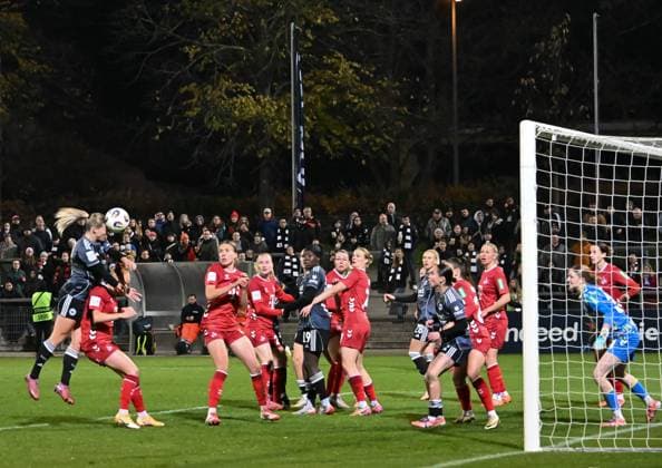 05.11.2025, xsltx, Fussball Google Pixel Frauen-Bundesliga, Eintracht Frankfurt - 1.FC Köln v.l. Nadine Riesen (Eintracht Frankfurt) scheitert mit einem Kopfball (DFL DFB REGULATIONS PROHIBIT ANY USE OF PHOTOGRAPHS as IMAGE SEQUENCES and or QUASI-VIDEO)