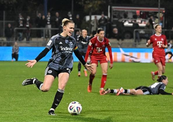 05.11.2025, xsltx, Fussball Google Pixel Frauen-Bundesliga, Eintracht Frankfurt - 1.FC Köln v.l. Vorteil weggepfiffen, eine frustrierte Laura Freigang (Eintracht Frankfurt) (DFL DFB REGULATIONS PROHIBIT ANY USE OF PHOTOGRAPHS as IMAGE SEQUENCES and or QUASI-VIDEO)