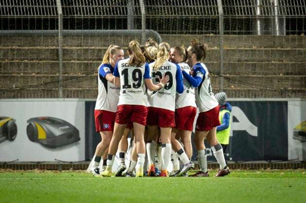 Frauen Fußball-Bundesliga; Bayer 04 Leverkusen - Hamburger SV, 05.11.2025 Torjubel beim Hamburger SV nach dem 1:1 Ausgleichstreffer durch Sophie Hillebrand (Hamburger SV, 22) ; Bayer 04 Leverkusen - Hamburger SV an Spieltag 9 der Google Pixel Frauen-Bundesliga am 05.11.2025 im Ulrich-Haberland-Stadion in Leverkusen (Nordrhein-Westfalen). DFL REGULATIONS PROHIBIT ANY USE OF PHOTOGRAPHS AS IMAGE SEQUENCES AND OR QUASI-VIDEO. Copyright: xBEAUTIFULxSPORTS AxelxKohringx