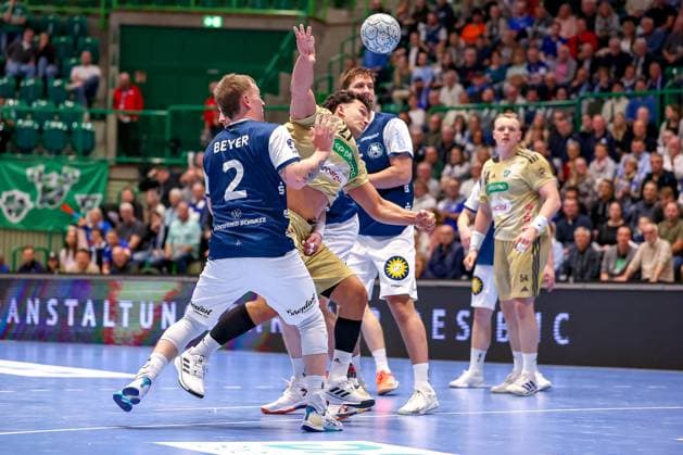 05.11.2025, Handball, Achtelfinale DHB-Pokal, Bergischer HC - TSV Hannover-Burgdorf, Unihalle Wuppertal: Sindre Aho (TSV Hannover Burgdorf 27) im Zweikampf gegen Noah Beyer (BHC 02) Nordrhein-Westfalen Deutschland