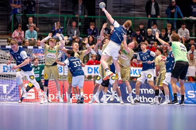 05.11.2025, Handball, Achtelfinale DHB-Pokal, Bergischer HC - TSV Hannover-Burgdorf, Unihalle Wuppertal: Freiwurf xh77 auf das Tor der Recken Nordrhein-Westfalen Deutschland