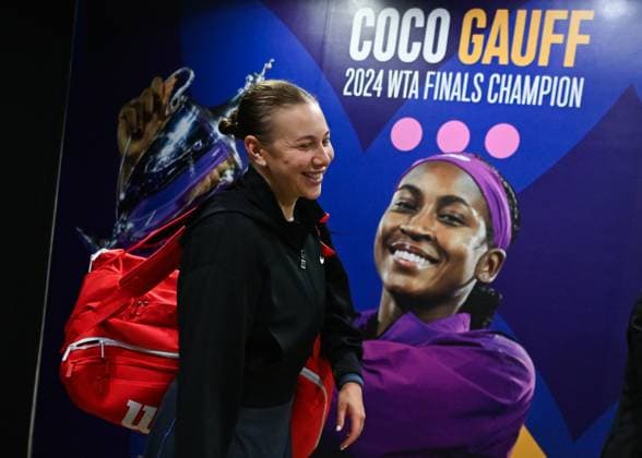 WTA, Tennis Damen Finals 2025 - Day Five RIYADH, SAUDI ARABIA NOVEMBER 5, 2025: Happy Amanda Anisimova of the United States after she won against Iga Swiatek in her last group-stage match on Day 5 of the 2025 WTA Finals, part of the Hologic WTA Tour, at King Saud University Indoor Arena in Riyadh, Saudi Arabia, on November 5, 2025. Riyadh Saudi Arabia  Copyright: xSTRx originalFilename:str-wtafinal251105_npVq8.jpg