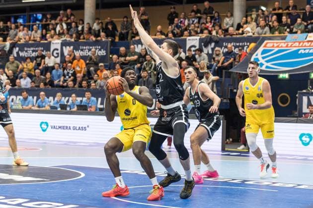 GER, European North Basketball League, ENBL, 2025-2026, Syntainics MBC - Valmiera Glass VIA. 05.11.2025, Stadthalle, Weißenfels, GER, European North Basketball League, ENBL, 2025-2026, Syntainics MBC - Valmiera Glass VIA. Khyri Thomas (Syntainics MBC, 0), Verners Kohs (Valmiera Glass VIA, 12) Â Foto Alexander Trienitz Weißenfels Stadthalle Sachsen-Anhalt Deutschland