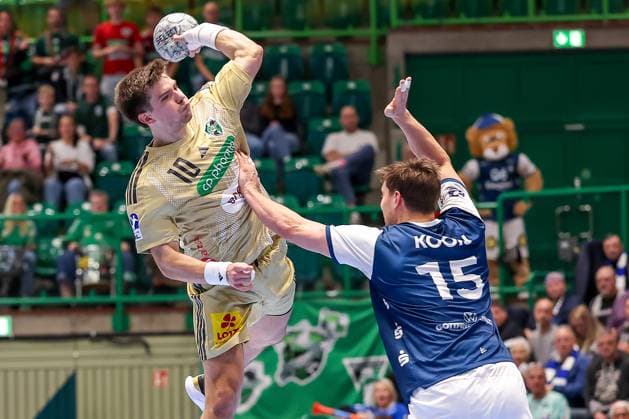05.11.2025, Handball, Achtelfinale DHB-Pokal, Bergischer HC - TSV Hannover-Burgdorf, Unihalle Wuppertal: Renars Uscins (TSV Hannover Burgdorf 10) im Zweikampf gegen Lars Kooij (BHC 15) Nordrhein-Westfalen Deutschland