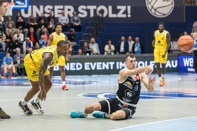 GER, European North Basketball League, ENBL, 2025-2026, Syntainics MBC - Valmiera Glass VIA. 05.11.2025, Stadthalle, Weißenfels, GER, European North Basketball League, ENBL, 2025-2026, Syntainics MBC - Valmiera Glass VIA. Artis Ate (Valmiera Glass VIA, 9), Charles Callison (Syntainics MBC, 23) Â Foto Alexander Trienitz Weißenfels Stadthalle Sachsen-Anhalt Deutschland