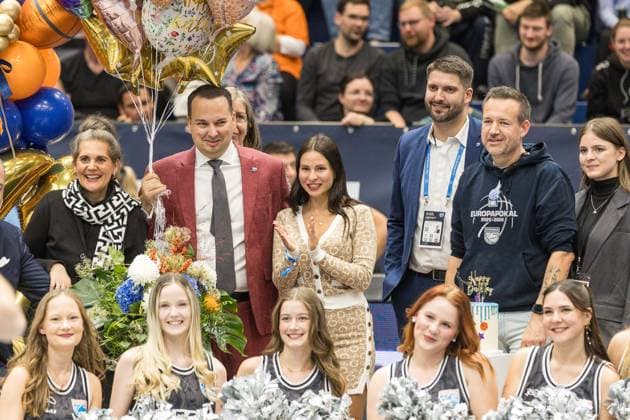 GER, European North Basketball League, ENBL, 2025-2026, Syntainics MBC - Valmiera Glass VIA. 05.11.2025, Stadthalle, Weißenfels, GER, European North Basketball League, ENBL, 2025-2026, Syntainics MBC - Valmiera Glass VIA. Martin Geissler, Geschäftsführer Syntainics MBC bekommen ein Geburtstagsgeschenk  Foto Alexander Trienitz Weißenfels Stadthalle Sachsen-Anhalt Deutschland
