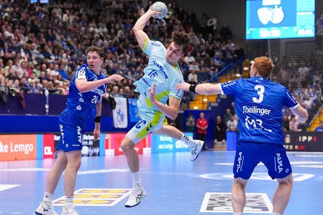 05.11.2025, xydrx, Handball, Achtelfinale DHB Pokal, TBV Lemgo Lippe - VfL Gummersbach, PHOENIX Contact-Arena: Joel Willecke (TBV Lemgo Lippe 24) und Nicolai Theilinger (TBV Lemgo Lippe 3) im Zweikampf gegen Miro Schluroff (VfL Gummersbach 15) Nordrhein-Westfahlen Deutschland
