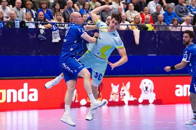 05.11.2025, xydrx, Handball, Achtelfinale DHB Pokal, TBV Lemgo Lippe - VfL Gummersbach, PHOENIX Contact-Arena: Leve Carstensen (TBV Lemgo Lippe 21) im Zweikampf gegen Miro Schluroff (VfL Gummersbach 15) Nordrhein-Westfahlen Deutschland