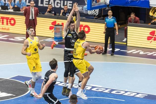 GER, European North Basketball League, ENBL, 2025-2026, Syntainics MBC - Valmiera Glass VIA. 05.11.2025, Stadthalle, Weißenfels, GER, European North Basketball League, ENBL, 2025-2026, Syntainics MBC - Valmiera Glass VIA. Spencer Reaves (Syntainics MBC, 31), Verners Kohs (Valmiera Glass VIA, 12) Â Foto Alexander Trienitz Weißenfels Stadthalle Sachsen-Anhalt Deutschland