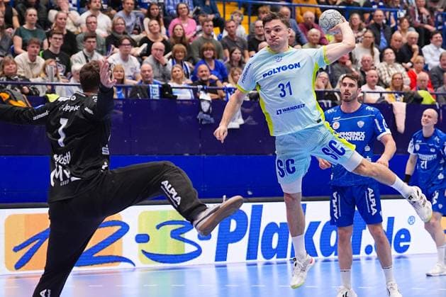 05.11.2025, xydrx, Handball, Achtelfinale DHB Pokal, TBV Lemgo Lippe - VfL Gummersbach, PHOENIX Contact-Arena: Kay Smits (VfL Gummersbach 31) beim Wurf auf das Tor von Constantin Moestl (TBV Lemgo Lippe 1) Nordrhein-Westfahlen Deutschland