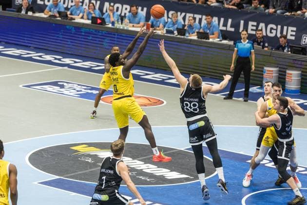 GER, European North Basketball League, ENBL, 2025-2026, Syntainics MBC - Valmiera Glass VIA. 05.11.2025, Stadthalle, Weißenfels, GER, European North Basketball League, ENBL, 2025-2026, Syntainics MBC - Valmiera Glass VIA. Khyri Thomas (Syntainics MBC, 0), Rinalds MÄlmanis (Valmiera Glass VIA, 88) Â Foto Alexander Trienitz Weißenfels Stadthalle Sachsen-Anhalt Deutschland