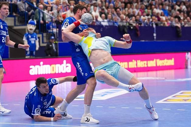 05.11.2025, xydrx, Handball, Achtelfinale DHB Pokal, TBV Lemgo Lippe - VfL Gummersbach, PHOENIX Contact-Arena: Kay Smits (VfL Gummersbach 31) beim Wurf auf das Tor von Constantin Moestl (TBV Lemgo Lippe 1) Nordrhein-Westfahlen Deutschland