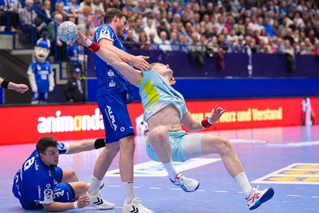 05.11.2025, xydrx, Handball, Achtelfinale DHB Pokal, TBV Lemgo Lippe - VfL Gummersbach, PHOENIX Contact-Arena: Kay Smits (VfL Gummersbach 31) beim Wurf auf das Tor von Constantin Moestl (TBV Lemgo Lippe 1) Nordrhein-Westfahlen Deutschland *** 05 11 2025, xydrx, handball, round of 16 DHB Cup, TBV Lemgo Lippe VfL Gummersbach, PHOENIX Contact Arena Kay Smits VfL Gummersbach 31 throwing at the goal of Constantin Moestl TBV Lemgo Lippe 1 North Rhine-Westphalia Germany
