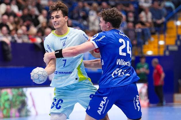 05.11.2025, xydrx, Handball, Achtelfinale DHB Pokal, TBV Lemgo Lippe - VfL Gummersbach, PHOENIX Contact-Arena: Julian Koester (VfL Gummersbach 7) im Zweikampf gegen Joel Willecke (TBV Lemgo Lippe 24) Nordrhein-Westfahlen Deutschland