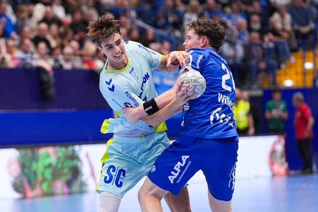 05.11.2025, xydrx, Handball, Achtelfinale DHB Pokal, TBV Lemgo Lippe - VfL Gummersbach, PHOENIX Contact-Arena: Julian Koester (VfL Gummersbach 7) im Zweikampf gegen Joel Willecke (TBV Lemgo Lippe 24) Nordrhein-Westfahlen Deutschland