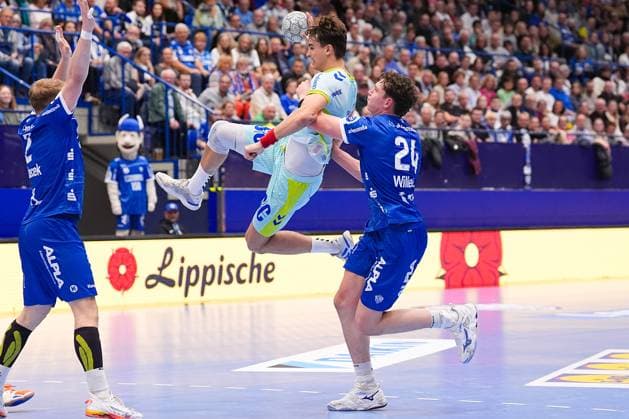 05.11.2025, xydrx, Handball, Achtelfinale DHB Pokal, TBV Lemgo Lippe - VfL Gummersbach, PHOENIX Contact-Arena: Julian Koester (VfL Gummersbach 7) im Zweikampf gegen Joel Willecke (TBV Lemgo Lippe 24) Nordrhein-Westfahlen Deutschland