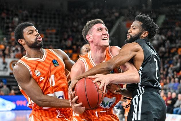 GER, EuroCup, ratiopharm Ulm vs London Lions 05.11.2025, ratiopharm arena, Neu-Ulm, GER, EuroCup, ratiopharm Ulm vs London Lions, im Bild Malik Osborne (Ulm, 10), Diego Garavaglia (Ulm, 23), Chasson Randle (London, 2)