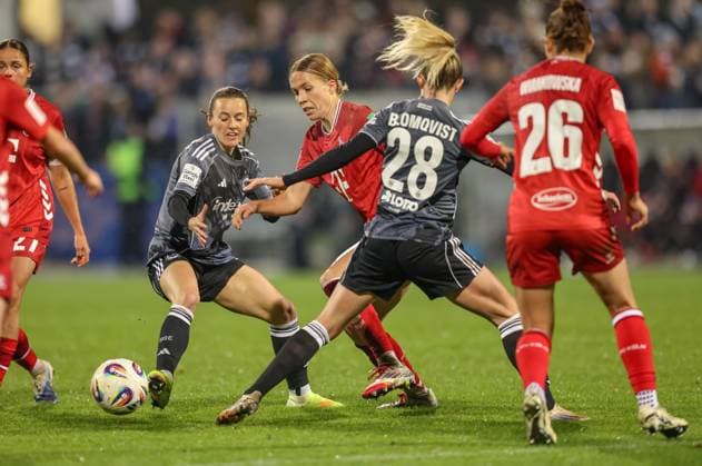 DEU, Frankfurt, Eintracht Frankfurt vs FC Köln, Google Pixel Frauen Bundesliga, DFB, Saison 2526, Stadion am Bretanobad, 9. Spieltag im Bild v.l.n.r: Hayley Raso (Eintracht Frankfurt 7), Rebecka Blomqvist (Eintracht Frankfurt 28), Martyna Wiankowska (FC Köln 26) DFB DFL REGULATIONS PROHIBIT ANY USE OF PHOTOGRAPHS AS IMAGE SEQUENCES AND OR QUASI-VIDEO, 05.11.2025 Copyright: HMBxMedia HendrikxHamelau