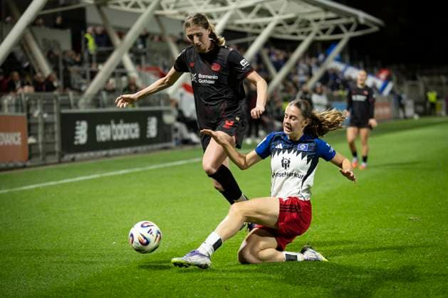 Frauen Fußball-Bundesliga; Bayer 04 Leverkusen - Hamburger SV, 05.11.2025 Caroline Kehrer (Bayer 04 Leverkusen, 9), Leni Eggert (Hamburger SV, 29); Bayer 04 Leverkusen - Hamburger SV an Spieltag 9 der Google Pixel Frauen-Bundesliga am 05.11.2025 im Ulrich-Haberland-Stadion in Leverkusen (Nordrhein-Westfalen). DFL REGULATIONS PROHIBIT ANY USE OF PHOTOGRAPHS AS IMAGE SEQUENCES AND OR QUASI-VIDEO. Copyright: xBEAUTIFULxSPORTS AxelxKohringx