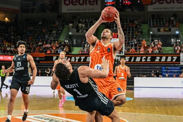 6. Spieltag BKT Euro Cup; Ratiopharm Ulm gegen London Lions, Ratiopharm Arena Ulm 07.11.2025 Christopher Ledlum (Ratiopharm Ulm, 4) unternm Korb gegen Joel Scott (London Lions, 1) Ulm 07.11.2025 - 6. Spieltag BKT EuroCup, Ratiopharm Ulm gegen London Lions, Ratiopharm Arena Ulm Copyright: xBEAUTIFULxSPORTS Märklx