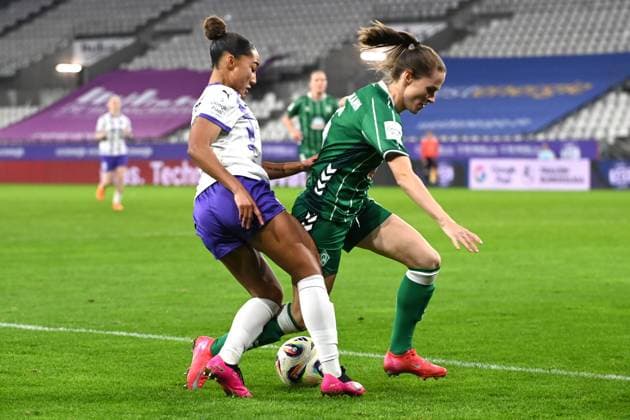 Vanessa Fürst Reena Wichmann Google Pixel Frauen Bundesliga SGS Essen Werder Bremen 05.11.2025 Vanessa Fürst (SGS Essen) gegen Reena Wichmann (Werder Bremen) Google Pixel Frauen Bundesliga, 09. Spieltag, SGS Essen gegen Werder Bremen am 05. November 2025 im Stadion an der Hafenstraße, Essen.