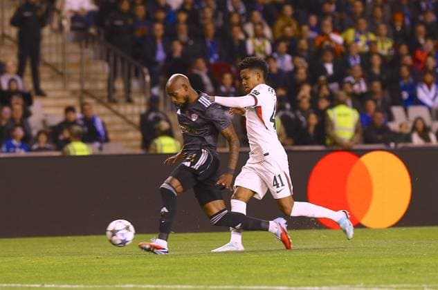 Qarabag v Chelsea - UEFA Champions League BAKU, AZERBAIJAN - NOVEMBER 05: Kevin Medina (L) of Qarabag in action against Estevao(41) of Chelsea during the UEFA Champions League 2025 26 League Phase MD4 match between Qarabag and Chelsea at Tofiq Bahramov Stadium in Baku, Azerbaijan on November 05, 2025. Resul Rehimov Anadolu Baku Azerbaijan. Editorial use only. Please get in touch for any other usage.  Copyright: x2025xAnadoluxResulxRehimovx