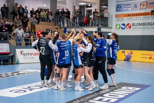 HSG Blomberg-Lippe (GER) vs. SV Union Halle-Neustadt (GER), Handball, DHB-Pokal Frauen, Viertelfinale, 05.11.2025, Saision 2025 2026, Blomberg Die Spielerinnen der HSG Blomberg-Lippe (GER) jubeln freuen sich nach dem Sieg Blomberg Sporthalle an der Ulmenallee Deutschland