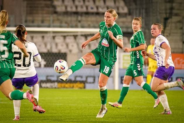 Deutschland: Frauen Fussball Google Pixel Frauen-Bundesliga 2025 26, 9. Spieltag - SGS Essen vs SV Werder Bremen - Stadion an der Hafenstraße: Lina Hausicke (SV Werder Bremen, 18) Essen Nordrhein-Westfalen Deutschland Copyright: xJOERANxSTEINSIEKx