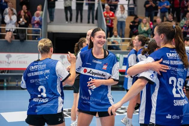 HSG Blomberg-Lippe (GER) vs. SV Union Halle-Neustadt (GER), Handball, DHB-Pokal Frauen, Viertelfinale, 05.11.2025, Saision 2025 2026, Blomberg Nuria Bucher (HSG Blomberg-Lippe, 21) freut sich nach dem Sieg Blomberg Sporthalle an der Ulmenallee Deutschland