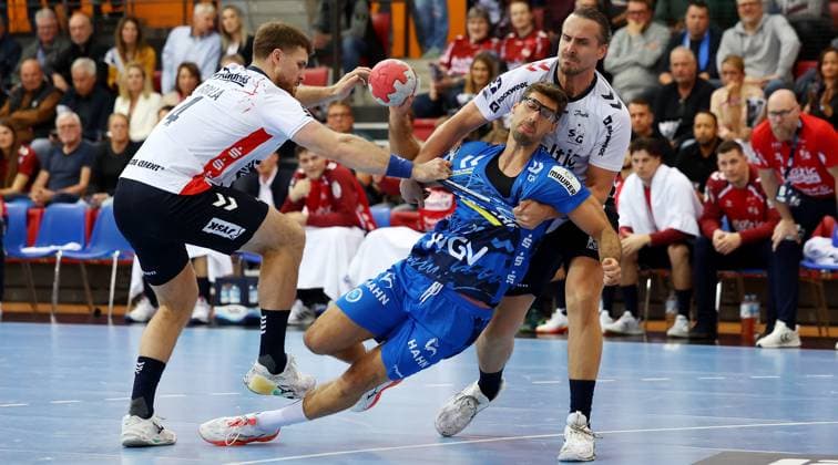BAU 05.11.2025 Stuttgart Handball TVB Stuttgart vs. SG Flensburg-Handewitt, v.l. Johannes Golla (Flensburg), Antonio Serradilla (TVB), Kent Robin Tonnesen (Flensburg)