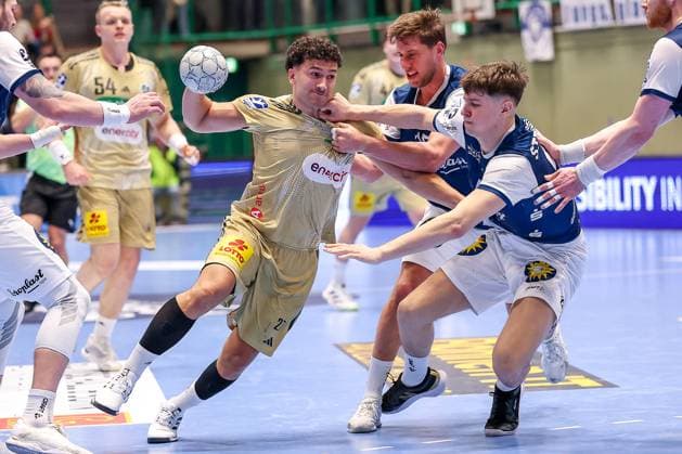 05.11.2025, Handball, Achtelfinale DHB-Pokal, Bergischer HC - TSV Hannover-Burgdorf, Unihalle Wuppertal: Sindre Aho (TSV Hannover Burgdorf 27) im Zweikampf gegen Soeren Steinhaus (BHC 53) dessen Faust Aho am Hals trifft, Nordrhein-Westfalen Deutschland